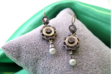 Par de brincos em ouro e prata com zircónia e pingentes com pérolas de cultura.