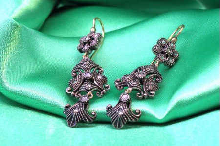 Par de brincos em ouro e prata com lascas de diamante em forma articulada.