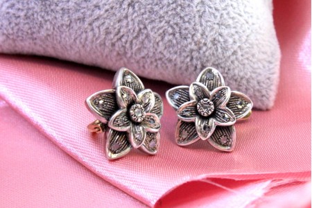 Brincos em ouro e prata em forma de flor com zircónias e lascas de diamante.