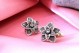 Brincos em ouro e prata em forma de flor com zircónias e lascas de diamante.