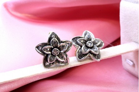 Par de brincos em ouro e prata em forma de flor com lascas de diamante.