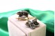 Brincos em ouro e prata em forma de flor com zircónias e lascas de diamantes.