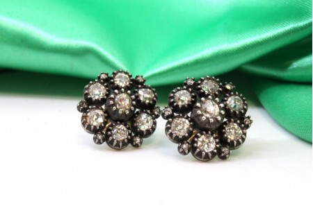 Par de brincos em ouro e prata com (7) diamantes em talhe rosa e lascas.