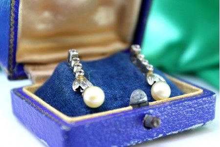 Par de brincos em ouro branco de forma articulada com lascas de diamante e pérolas de cultura