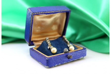 Par de brincos em ouro branco de forma articulada com lascas de diamante e pérolas de cultura