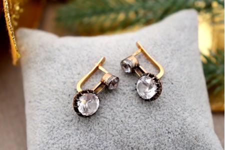 Brincos em ouro e prata com duas pedras