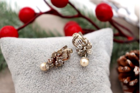 Brincos em ouro branco com lascas de diamantes