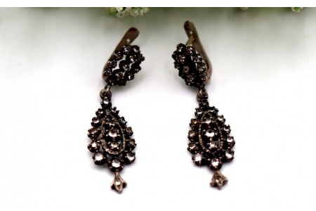 Brincos em prata com quartzes aplicados com sistema basculante.