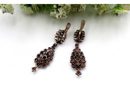 Brincos em prata com quartzes aplicados com sistema basculante.