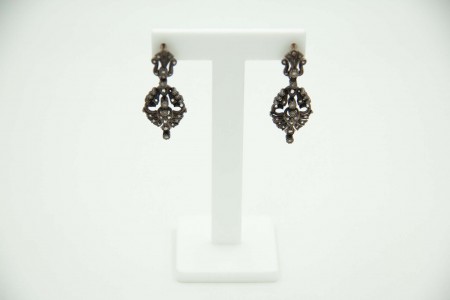 Par de brincos em ouro e prata com lascas de diamantes em formato basculante