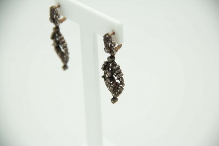 Par de brincos em ouro e prata com lascas de diamantes em formato basculante