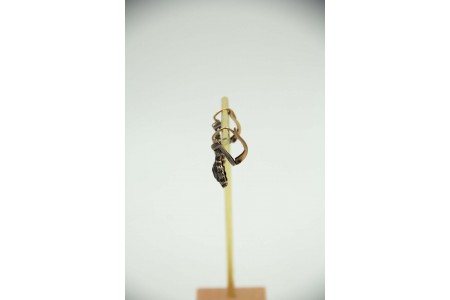 Brincos de ouro e prata com lascas de diamantes envolvendo safiras australianas 