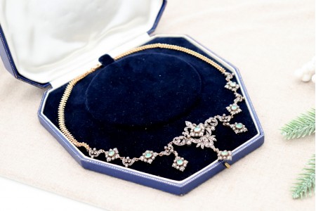 Colar em ouro e prata com lascas de diamantes e oito esmeraldas em formato cabochão, e pingentes articulados.