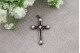 Cruz em ouro e prata com quatro pérolas de cultura e diamante em talhe brilhante