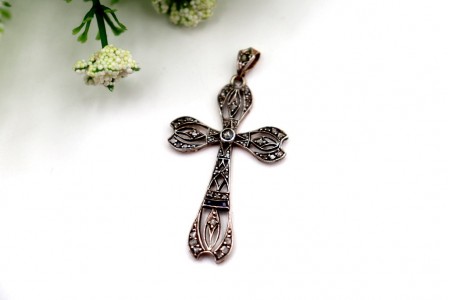 Cruz em ouro e prata com lascas de diamantes, safiras calibradas e argola.