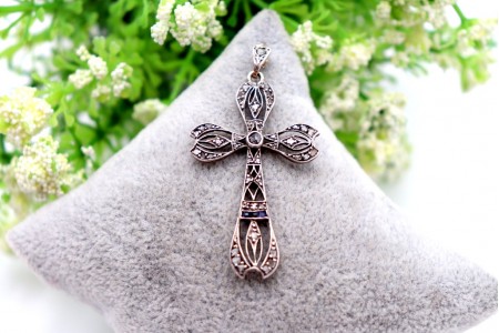 Cruz em ouro e prata com lascas de diamantes, safiras calibradas e argola.