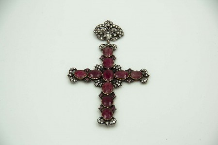 Cruz em ouro e prata com diamantes (99) em talhe brilhante e rubis 