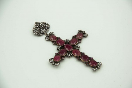 Cruz em ouro e prata com diamantes (99) em talhe brilhante e rubis 
