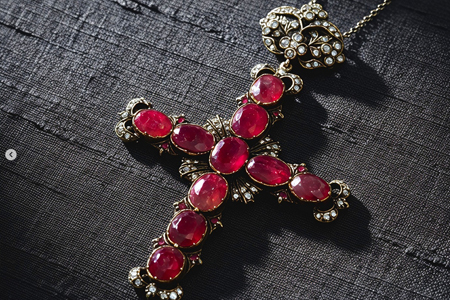 Cruz em ouro e prata com diamantes (99) em talhe brilhante e rubis 