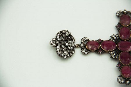 Cruz em ouro e prata com diamantes (99) em talhe brilhante e rubis 