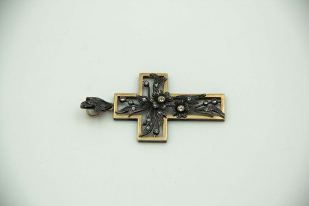 Cruz de ouro e prata com aplicação de zircónias