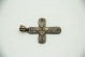 Cruz de ouro e prata com aplicação de zircónias e pedras coloridas.