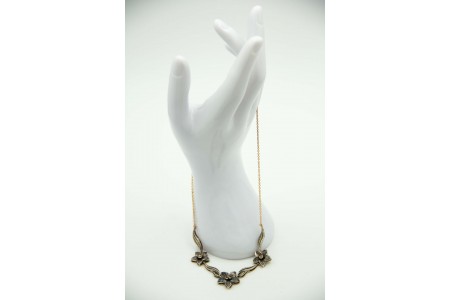 Gargantilha em ouro e prata com flores e fio e lascas de diamante