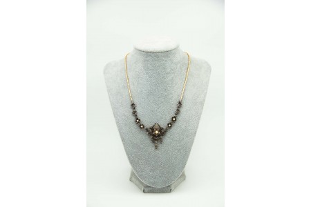 Gargantilha de ouro e prata com diamantes e cinco pérolas