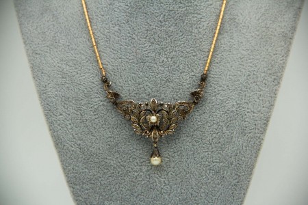 Gargantilha de ouro e prata com lascas de diamantes, pérolas de cultura 