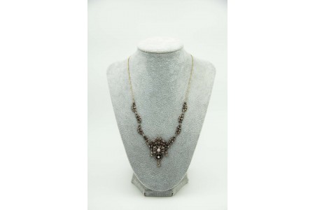 Gargantilha de ouro e prata com diamantes (2) em talhe brilhante e lascas 