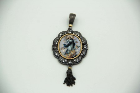 Medalha de ouro e prata com aplicação de zircónias envolvendo esmalte co figura