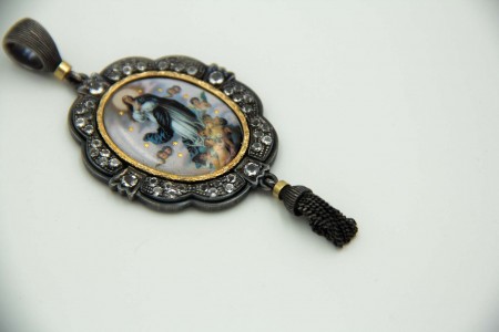 Medalha de ouro e prata com aplicação de zircónias envolvendo esmalte co figura