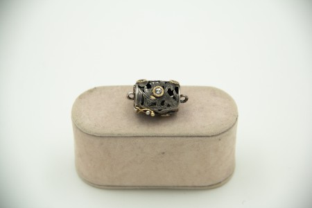 Medalha de ouro e prata em forma de barril