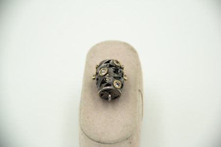 Medalha de ouro e prata em forma de barril