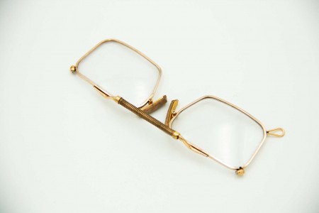 Óculos em ouro amarelo com sistema de aumentar atravês de mola central