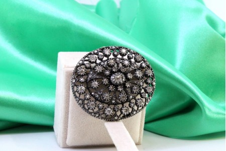 Pregadeira em ouro e prata de forma elíptica com (26) diamantes em talhe rosa 