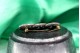 Pregadeira em ouro e prata com elos entelaçados e lascas de diamante.