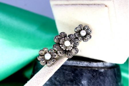  Pregadeira em ouro e prata em forma de flores com lascas de diamantes e três pé