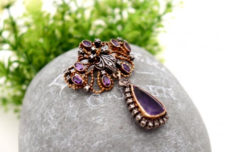 Pregadeira em ouro e prata com lascas de diamantes e ametistas