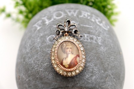 Pregadeira em ouro e prata em forma de laço