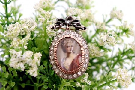 Pregadeira em ouro e prata em forma de laço