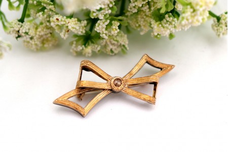 Pregadeira em ouro e prata em forma de laço