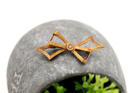 Pregadeira em ouro e prata em forma de laço