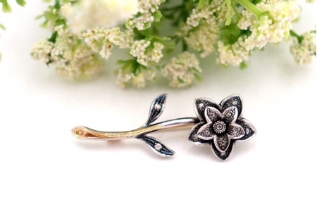 Pregadeira em ouro e prata em forma de flor com lascas de diamantes