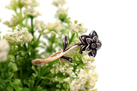 Pregadeira em ouro e prata em forma de flor com lascas de diamantes