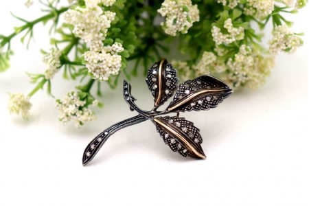 Pregadeira em ouro e prata com lascas de diamantes