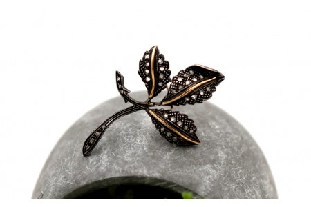 Pregadeira em ouro e prata com lascas de diamantes