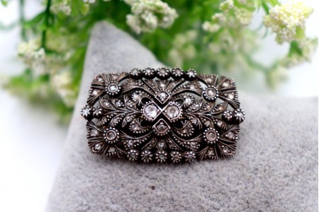 Pregadeira de ouro e prata com diamantes em talhe brilhante antigo com lascas