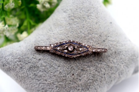 Pregadeira em ouro e prata com diamante central em talhe brilhante