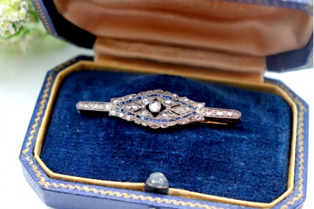 Pregadeira em ouro e prata com diamante central em talhe brilhante